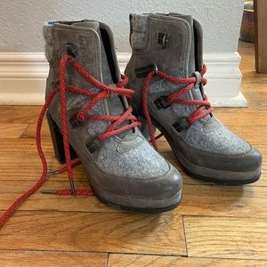 BNWT size 7 heeled Sore boot